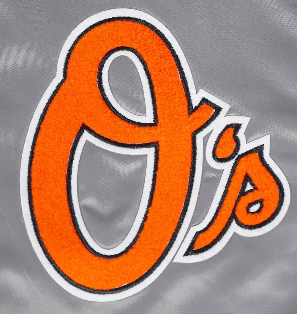 MLB BALTIMORE ORIOLES OLD ENGLISH MEN'S RIB SATIN JACKET (GRAY)