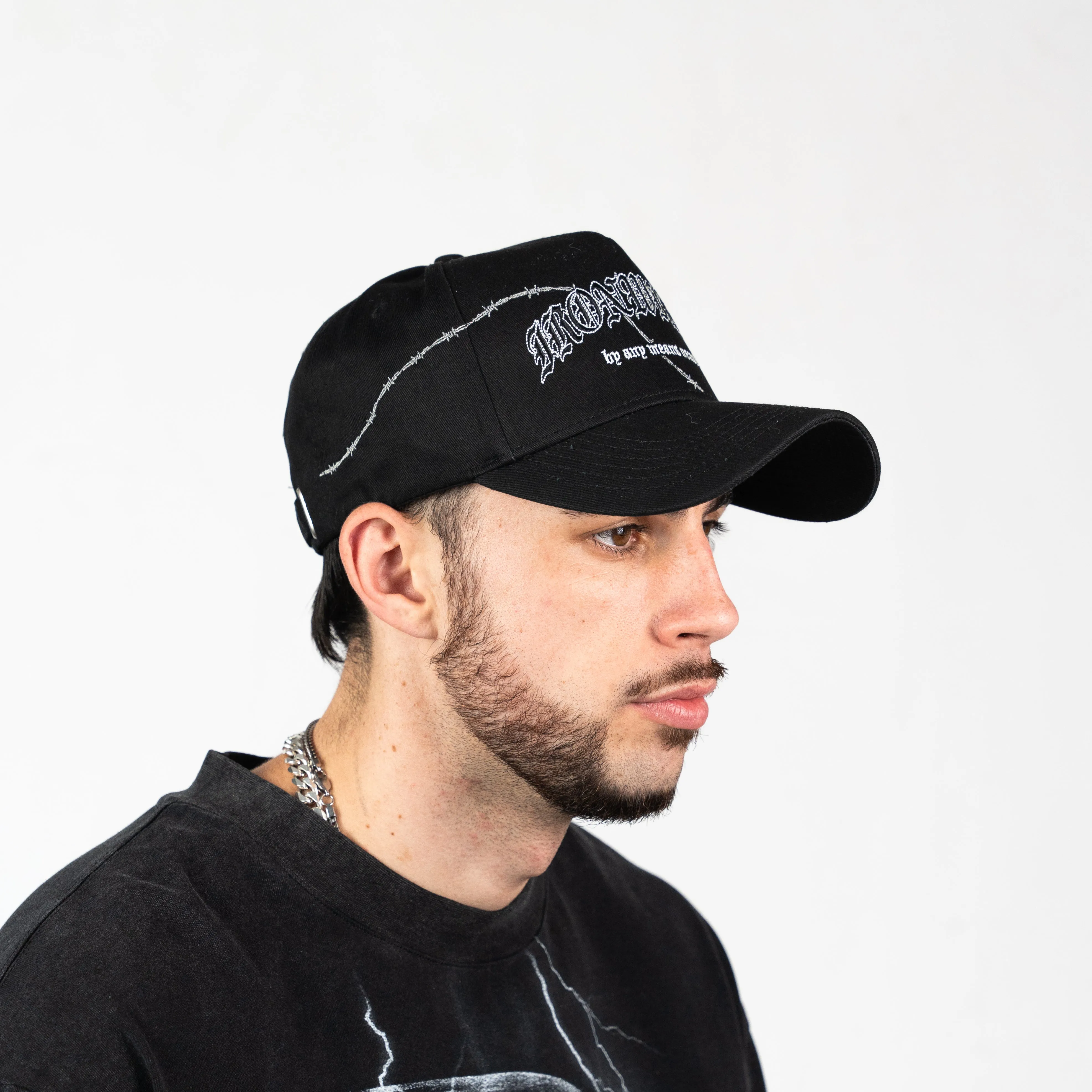 OLD ENGLISH STRAPBACK - BLACK